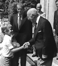 rey felipe saludando a franco.webp