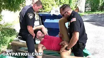 la-patrulla-de-policias-gays-se-follan-a-un-individuo-en-la-calle-467.webp
