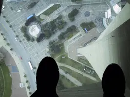 Glass_Floor_of_the_CN_Tower.JPG