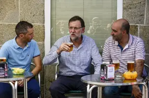 rajoy en el bar.webp
