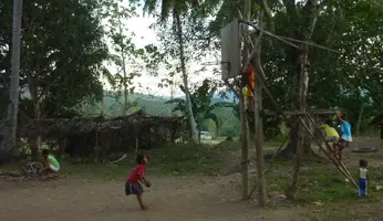 Algo que no faltará en ninguna aldea perdida a lo largo de todo el país una canasta de balonce...jpg