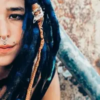 88569589-chica-española-con-rastas-y-piercings-de-moda-al-aire-libre.webp