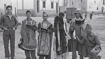 Milicianos-rojos-divirtiéndose-tras-saquear-la-sacristía-d-euna-iglesia-Guerra-Civil-1936-39.webp