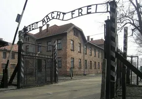 Eingangstor_des_KZ_Auschwitz,_Arbeit_macht_frei_(2007).webp