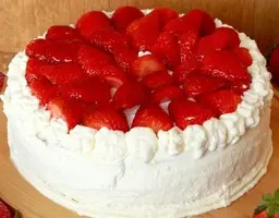 tarta-de-fresas-con-nata-600x469.webp