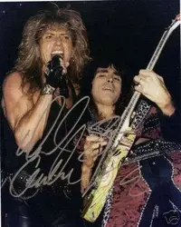 foto con los autografos originales de vai y coverdale.webp