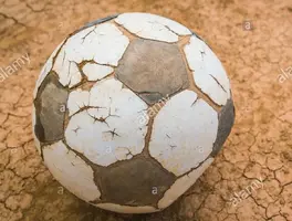 balon-de-futbol-antiguo-sobre-la-tierra-seca-y-agrietada-textura-hm378a~2.webp