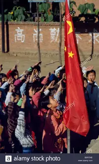 china-los-ninos-de-la-escuela-saludar-a-la-bandera-china-b3pcne.webp