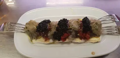 Alcachofas con queso de cabra caviar y erizo de mar.webp