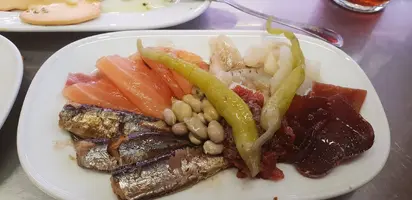 Combinado de ahumados con habitas.webp