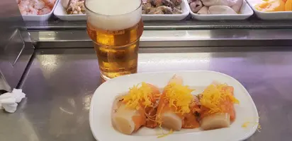 Esparragos conn salmón y huevo hilado.webp