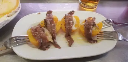 Nisperos con anchoa y torta de casar.webp