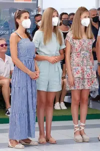 reina-letizia-princesa-leonor-infanta-sofia-look-club-nautico-1628340819.webp