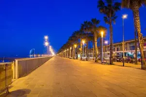 paseo-marítimo-al-lado-de-la-playa-en-barcelona-noche-122538186.jpg